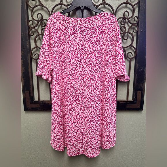 Heimish USA short sleeve vneck ivory/pink animal print top - Picture 2 of 6